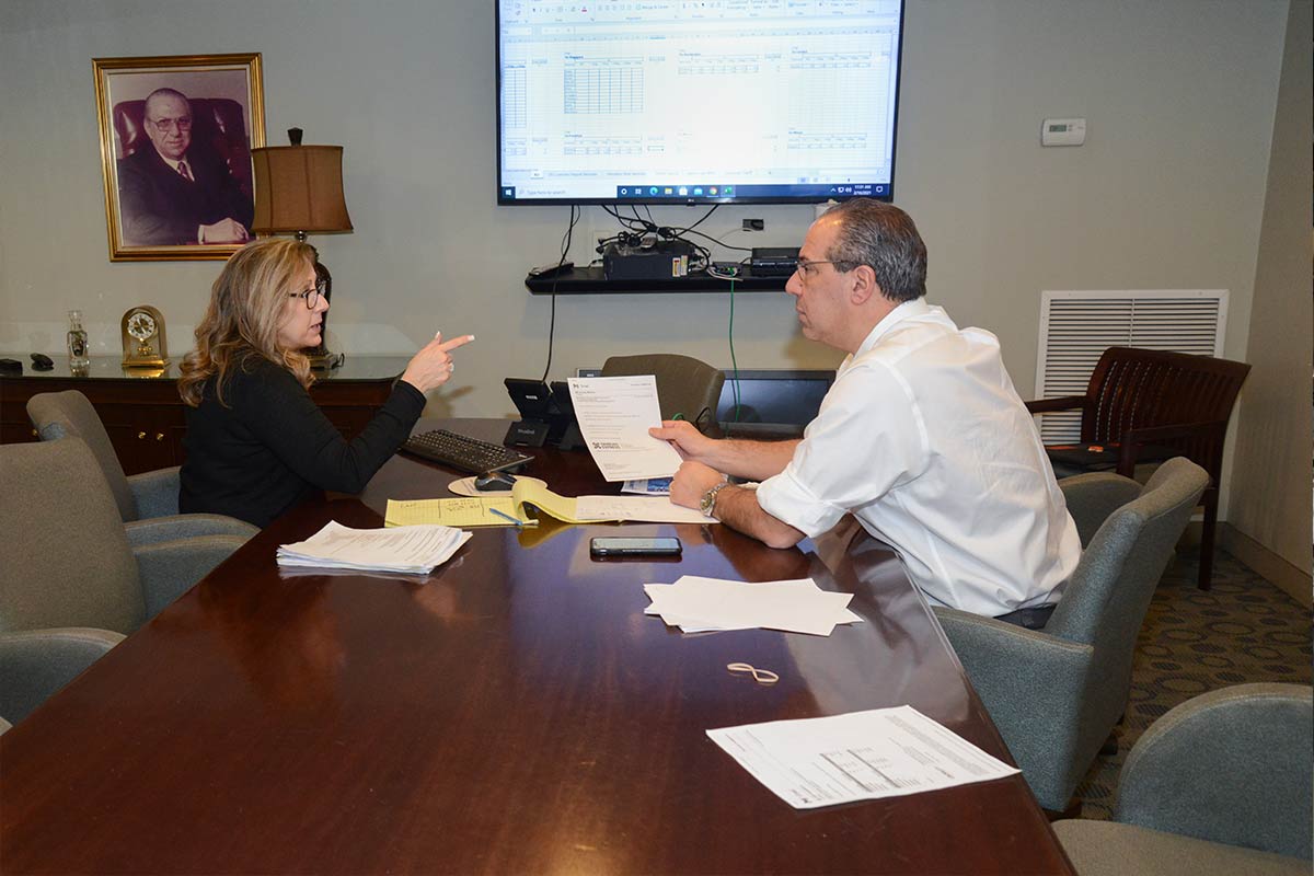 Two employees in a meeting